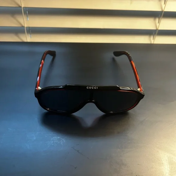 Gucci Black Sunglasses with Burgundy Case - Picture 3 of 6